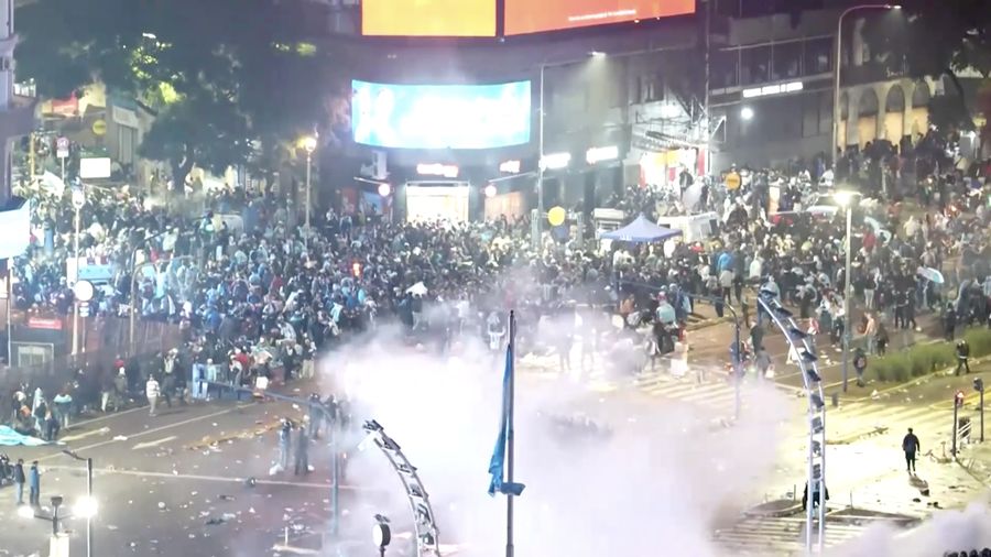 Kerumunan pendukung Argentina nan berkumpul di area Obelisk, Buenos Aires, untuk menyaksikan final Piala Dunia 2026 berubah ricuh pada Minggu (19/7/2026) waktu setempat setelah tim berjuluk Albiceleste kalah 0-1 dari Spanyol.