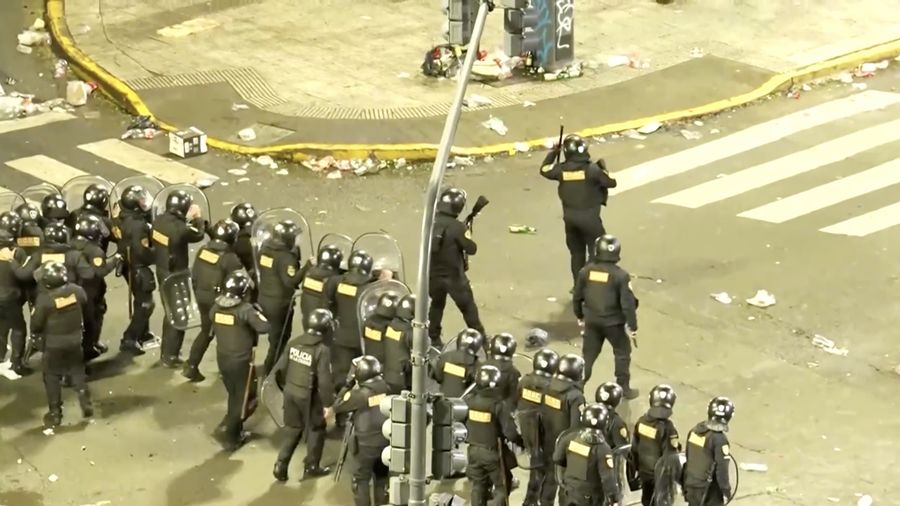 Kerumunan pendukung Argentina nan berkumpul di area Obelisk, Buenos Aires, untuk menyaksikan final Piala Dunia 2026 berubah ricuh pada Minggu (19/7/2026) waktu setempat setelah tim berjuluk Albiceleste kalah 0-1 dari Spanyol.