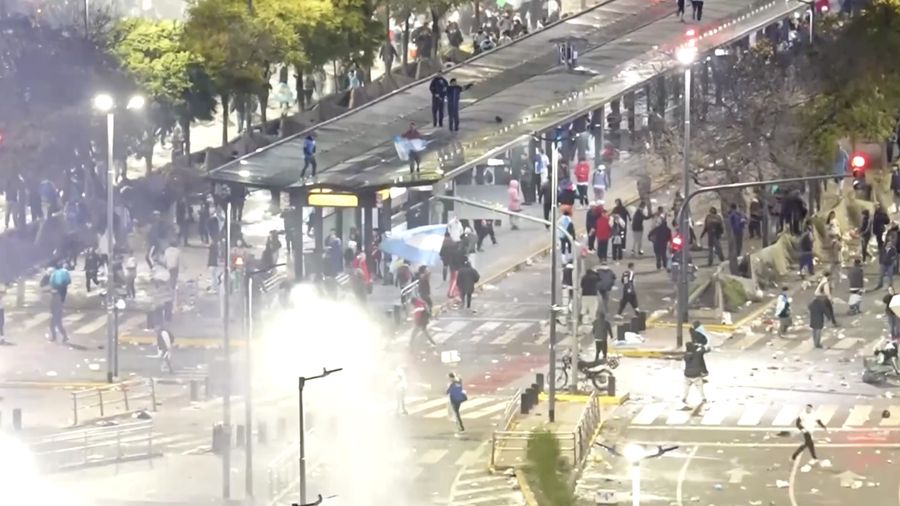 Kerumunan pendukung Argentina nan berkumpul di area Obelisk, Buenos Aires, untuk menyaksikan final Piala Dunia 2026 berubah ricuh pada Minggu (19/7/2026) waktu setempat setelah tim berjuluk Albiceleste kalah 0-1 dari Spanyol.