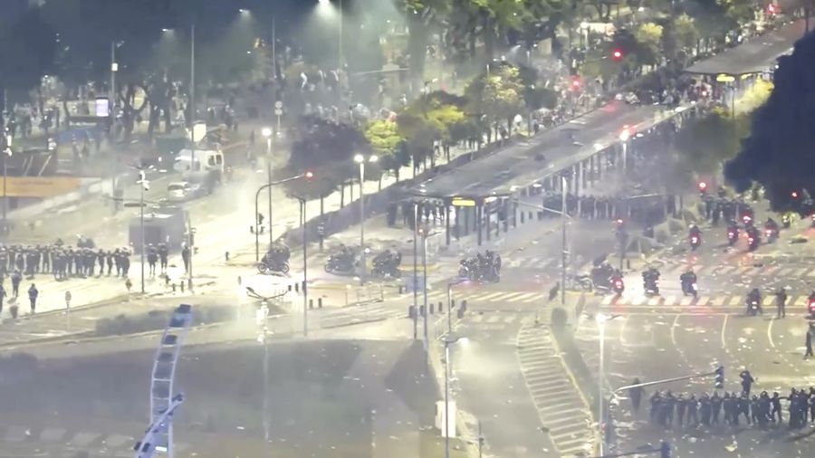 Kerumunan pendukung Argentina nan berkumpul di area Obelisk, Buenos Aires, untuk menyaksikan final Piala Dunia 2026 berubah ricuh pada Minggu (19/7/2026) waktu setempat setelah tim berjuluk Albiceleste kalah 0-1 dari Spanyol.