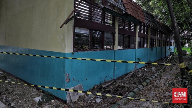 Kondisi atap sekolah yang ambruk menimpa ruang kelas di SDN 09 Kebayoran Lama Selatan, Jakarta, Selasa (21/07/2026). CNN Indonesia/Adhi Wicaksono