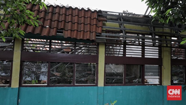 Kondisi atap sekolah yang ambruk menimpa ruang kelas di SDN 09 Kebayoran Lama Selatan, Jakarta, Selasa (21/07/2026). CNN Indonesia/Adhi Wicaksono
