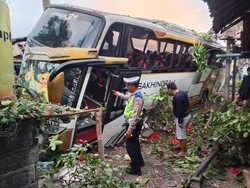Sopir Ngantuk, Bus Tabrak dan Seret Motor di Jalan Denpasar-Gilimanuk