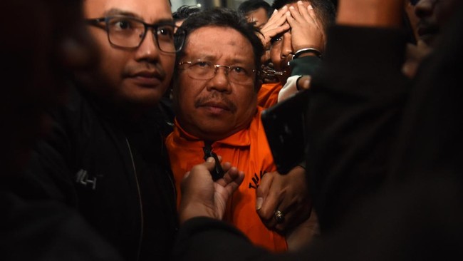 Bupati Lombok Barat Lalu Ahmad Zaini (tengah) dan Direktur Utama PT Air Minum Giri Menang Lombok Barat Sudirman.
