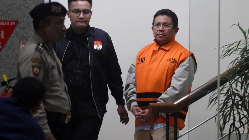 Bupati Lombok Barat Lalu Ahmad Zaini (kanan) berjalan menuju mobil tahanan usai menjalani pemeriksaan di Gedung Merah Putih KPK, Jakarta, Selasa (21/7/2026). KPK menahan tiga orang tersangka pasca operasi tangkap tangan (OTT) pada Senin (20/7) yakni
