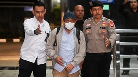 Petugas menggiring Bupati Lombok Barat Lalu Ahmad Zaini (tengah) untuk menjalani pemeriksaan di Gedung KPK, Jakarta, Senin (20/7/2026). KPK mengamankan Bupati Lombok Barat Lalu Ahmad Zaini bersama enam orang lainnya dalam operasi tangkap tangan (OTT)