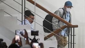 Bupati Lombok Barat Lalu Ahmad Zaini (kanan) berjalan untuk menjalani pemeriksaan usai di Gedung KPK, Jakarta, Senin (20/7/2026). KPK mengamankan Bupati Lombok Barat Lalu Ahmad Zaini bersama enam orang lainnya dalam operasi tangkap tangan yang digela