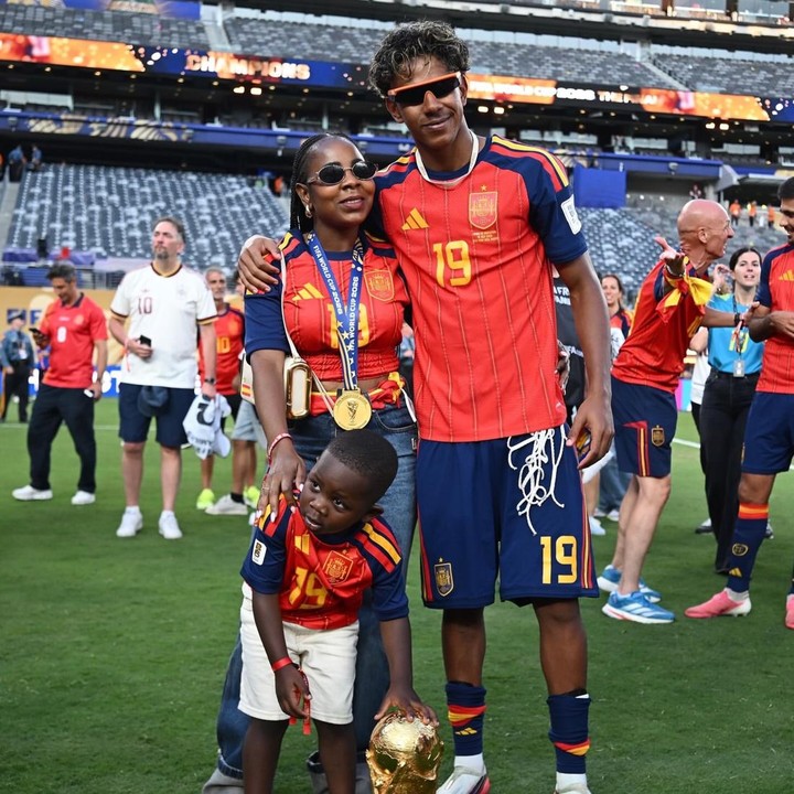<p>Dalam pertandingan final Piala Dunia, ibunda Yamal turut hadir untuk memberikan dukungan. Dalam potret yang dibagikan di Instagram, Yamal mem-<em>posting</em> fotonya saat merangkul sang Bunda. Pria yang bermain di klub Barcelona ini memberikan medalinya untuk dipakai sang Bunda. (Foto: Instagram @lamineyamal)</p>