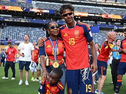 Viral di Piala Dunia 2026, Ini Potret Pemain Spanyol Lamine Yamal bersama Ibunda dan Adik yang Curi Perhatian