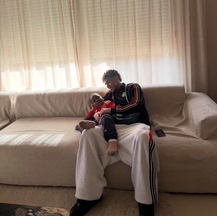 <p>Sebagian besar hidup Yamal dibesarkan di dekat Barcelona, Spanyol. Saat Yamal tumbuh dewasa, orang tuanya berpisah. Ia tinggal bersama sang Bunda, Ebana, di Granollers, Spanyol. Sementara ayahnya, Nasraoui, tinggal bersama sang nenek. Meski telah berpisah, kedua orang tua Yamal tetap memberikan dukungan penuh pada putranya. (Foto: Instagram @lamineyamal)</p>