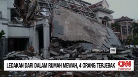 Sebuah rumah mewah di salah satu kompleks perumahan elite di Jalan Mustang, Medan, Sumatera Utara, mendadak roboh pada Senin sore.
Sebelum bangunan roboh, sejumlah warga mengaku sempat mendengar ledakan keras yang berasal dari dalam rumah.
Menurut