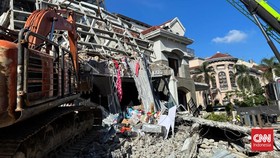Tim SAR masih berupaya mengevakuasi dua korban lain yang terjebak di reruntuhan rumah mewah Grand Polonia Medan. Satu korban  ditemukan meninggal dunia.
