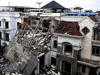 Suasana rumah yang terdampak ledakan di Komplek Grand Polonia Medan, Kota Medan, Sumatera Utara, Senin (20/7/2026). Berdasarkan hasil penyelidikan awal Polrestabes Medan, ledakan tersebut diduga dipicu kebocoran pipa gas bawah tanah yang mengakibatka
