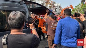Tim SAR gabungan kembali menemukan satu korban ledakan di rumah mewah di Perumahan Grand Polonia, Kecamatan Medan Polonia, Kota Medan. Korban berjenis kelamin perempuan ditemukan dalam kondisi meninggal dunia tertimbun material bangunan yang runtuh