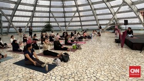 Kelas Mat Pilates sesi sore di hari pertama Wellnest Festival Vol. 2 tetap dipadati peserta meski digelar menjelang malam.