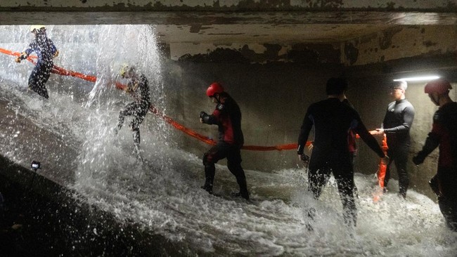 Participants practice evacuating an underground facility during a typhoon survival training session at the Lvxing Disaster Simulation Training Center in Hangzhou, Zhejiang province, China July 15, 2026. REUTERS/Go Nakamura
