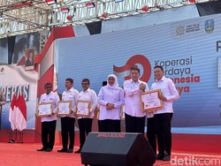 9 Kepala Daerah di Jatim Terima Penghargaan Tokoh Koperasi dari Menkop