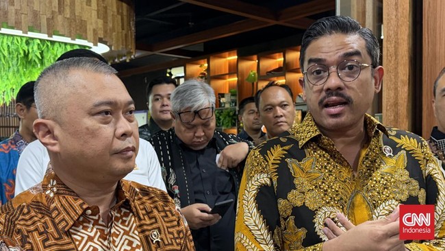 Pemerintah memastikan status pengemudi ojek online (ojol) sebagai pelaku usaha mikro akan dimasukkan dalam Peraturan Presiden (Perpres) Nomor 27 Tahun 2026 tentang Perlindungan Pekerja Transportasi Online yang saat ini tengah direviu. 
Pembahasan re