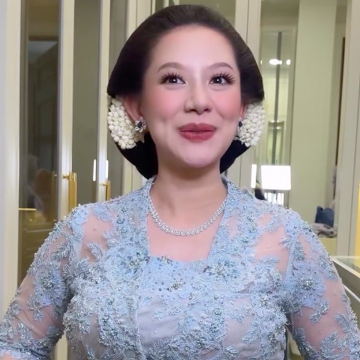 <p>Di acara mitoni ini, Athina tampil cantik dengan riasan rambut sanggul khas Jawa, dengan aksesoris bunga melati. Athina menyempurnakan gayanya dengan mengenakan kebaya payet berwarna biru muda. Dalam balutan kebaya ini, Athina memamerkan <em>baby bump</em> kehamilannya yang sudah terlihat besar. (Foto: Instagram @monikaarum_makeup)</p>
