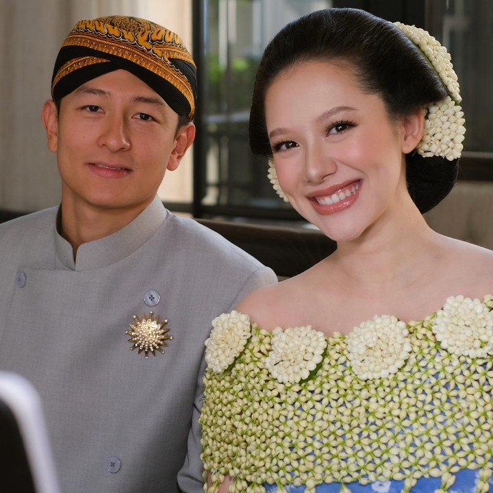 <p>Perlu diketahui, Rio Haryanto resmi menikah dengan Athina Papadimitriou pada Desember 2024. Setelah menikah, kehidupan rumah tangga Rio dan Athina jauh dari sorotan publik. Kabar kehamilan Athina baru diketahui publik saat ia menggelar acara empat bulanan pada bulan April lalu. (Foto: Instagram @monikaarum_makeup)</p>