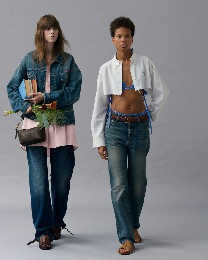 Miu Miu Denim. Miu Miu rilis koleksi denim dengan 4 model berbeda.