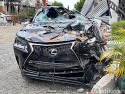 Lexus dan Sejumlah Mobil Lainnya Rusak Imbas Ledakan Rumah Mewah di Medan