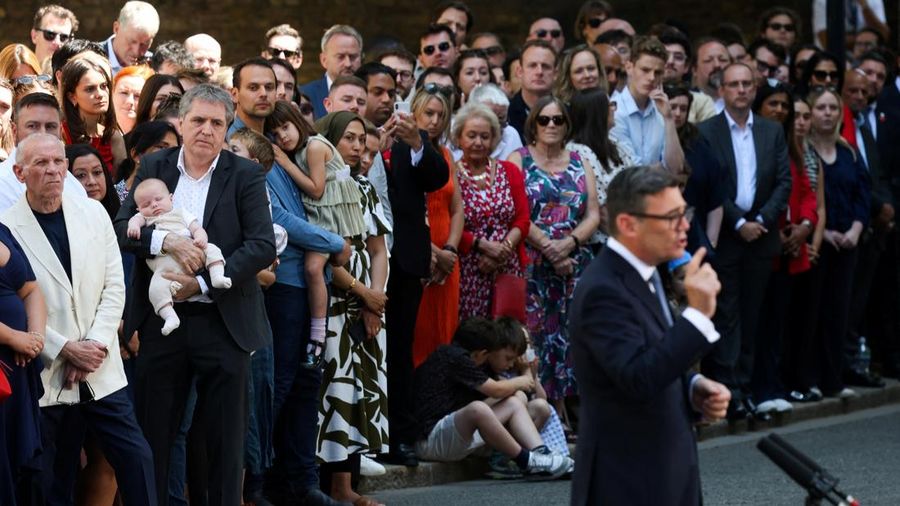 Para pendukung dan personil parlemen mendengarkan pidato Perdana Menteri Inggris nan baru dilantik, Andy Burnham, di luar 10 Downing Street, setelah dia resmi menjabat, di London, Inggris, 20 Juli 2026.