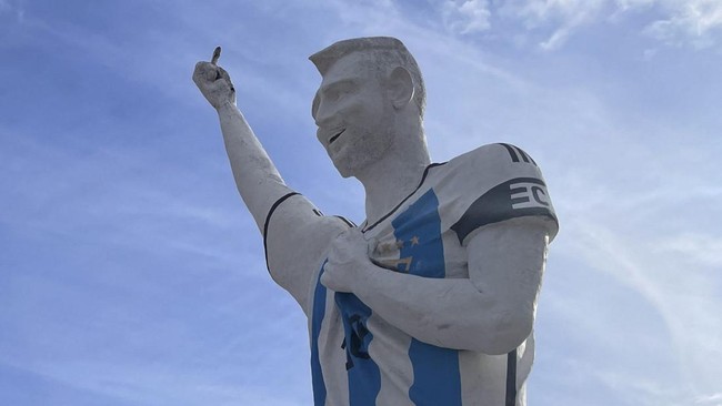 People gather by a statue of Argentina's revered Lionel Messi to watch the World Cup semi-final between Argentina and England, in Cutral Co, in the Patagonian province of Neuquen, Argentina, July 15, 2026. REUTERS/Leila Miller