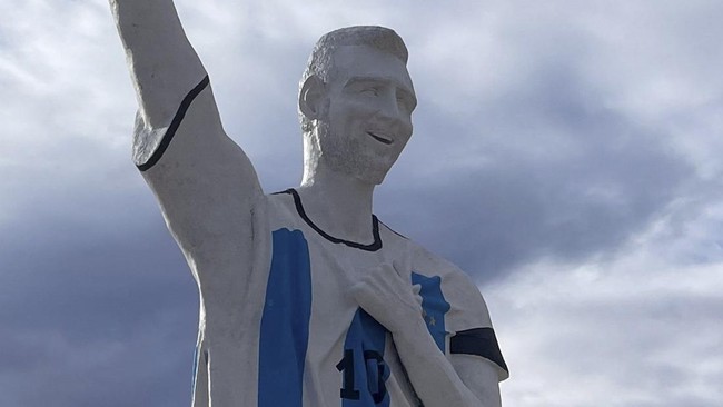 People gather by a statue of Argentina's revered Lionel Messi to watch the World Cup semi-final between Argentina and England, in Cutral Co, in the Patagonian province of Neuquen, Argentina, July 15, 2026. REUTERS/Leila Miller