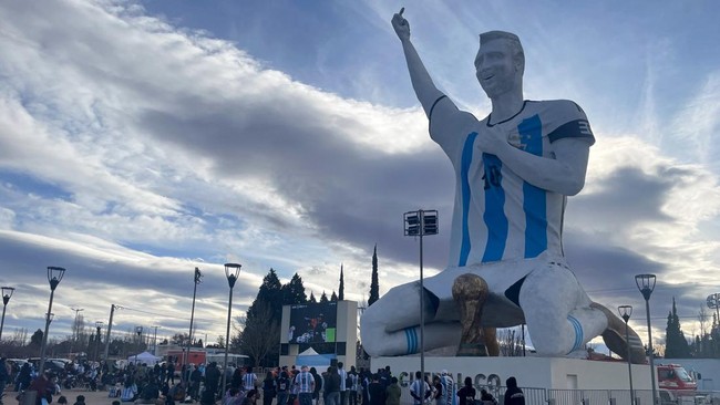 People gather by a statue of Argentina's revered Lionel Messi while watching the World Cup semi-finals between Argentina and England, in Cutral Co, in the Patagonian province of Neuquen, Argentina, July 15, 2026. REUTERS/Leila Miller