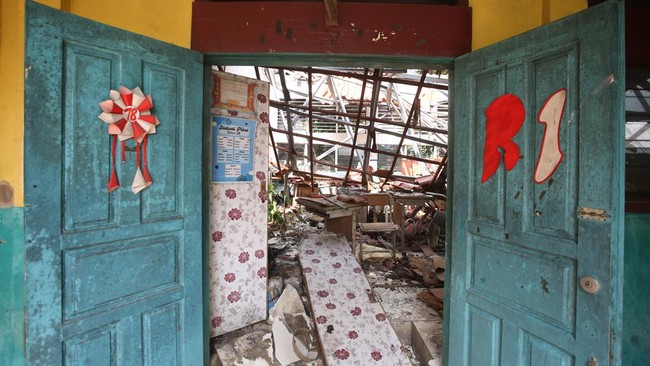 Kondisi atap sekolah yang ambruk menimpa ruang kelas di SDN 09 Kebayoran Lama Selatan, Jakarta, Selasa (21/7/2026). Pemprov DKI Jakarta segera memperbaiki sekolah yang ambruk lebih dari dua tahun tersebut agar kembali dapat digunakan untuk kegiatan b