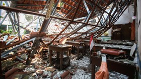 Kondisi atap sekolah yang ambruk menimpa ruang kelas di SDN 09 Kebayoran Lama Selatan, Jakarta, Selasa (21/7/2026). Pemprov DKI Jakarta segera memperbaiki sekolah yang ambruk lebih dari dua tahun tersebut agar kembali dapat digunakan untuk kegiatan b