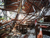 Kondisi atap sekolah yang ambruk menimpa ruang kelas di SDN 09 Kebayoran Lama Selatan, Jakarta, Selasa (21/7/2026). Pemprov DKI Jakarta segera memperbaiki sekolah yang ambruk lebih dari dua tahun tersebut agar kembali dapat digunakan untuk kegiatan b