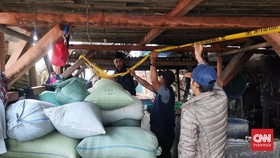 Dinas Lingkungan Hidup dan Kebersihan (DLHK) Provinsi Banten menyegel tiga perusahaan yang diduga mencemari aliran Sungai Cisadane.