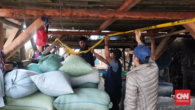 Dinas Lingkungan Hidup dan Kebersihan (DLHK) Provinsi Banten menyegel tiga perusahaan yang diduga mencemari aliran Sungai Cisadane.