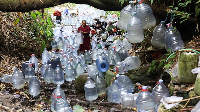 Penduduk desa mengumpulkan air mata air di daerah yang dilanda kekeringan selama musim kemarau, di tengah perkiraan bahwa El Niño dapat menyebabkan kondisi yang lebih kering dari biasanya, di desa Gunung Batur, Cilegon. (REUTERS/Ajeng Dinar Ulfiana)