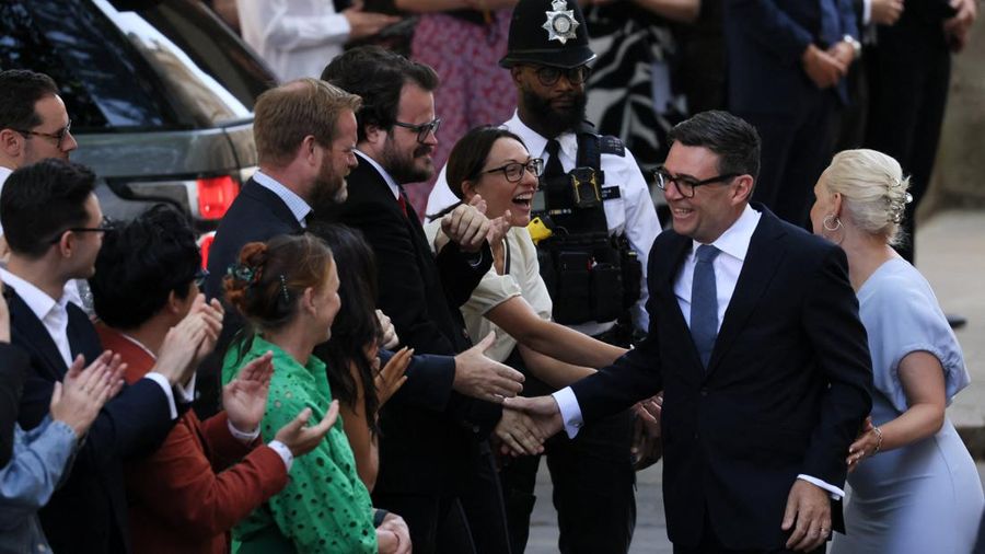 Perdana Menteri Inggris nan baru dilantik, Andy Burnham, berbareng istrinya Marie-France van Heel, menyapa para personil parlemen dan pendukung di luar 10 Downing Street setelah resmi menjabat, di London, Inggris, 20 Juli 2026.