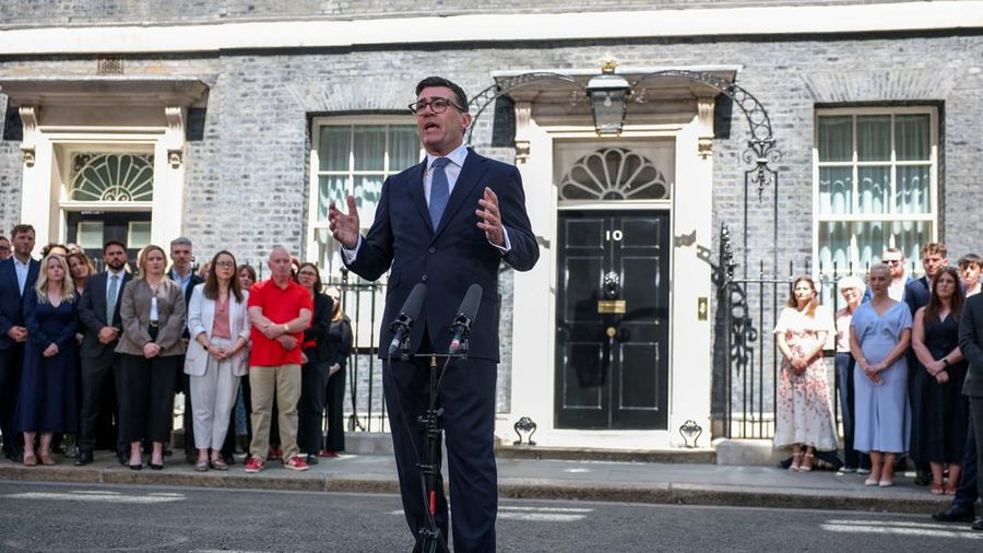 Perdana Menteri Inggris nan baru dilantik, Andy Burnham, menyampaikan pidato di luar 10 Downing Street setelah resmi menjabat, di London, Inggris, 20 Juli 2026. (REUTERS/Isabel Infantes)