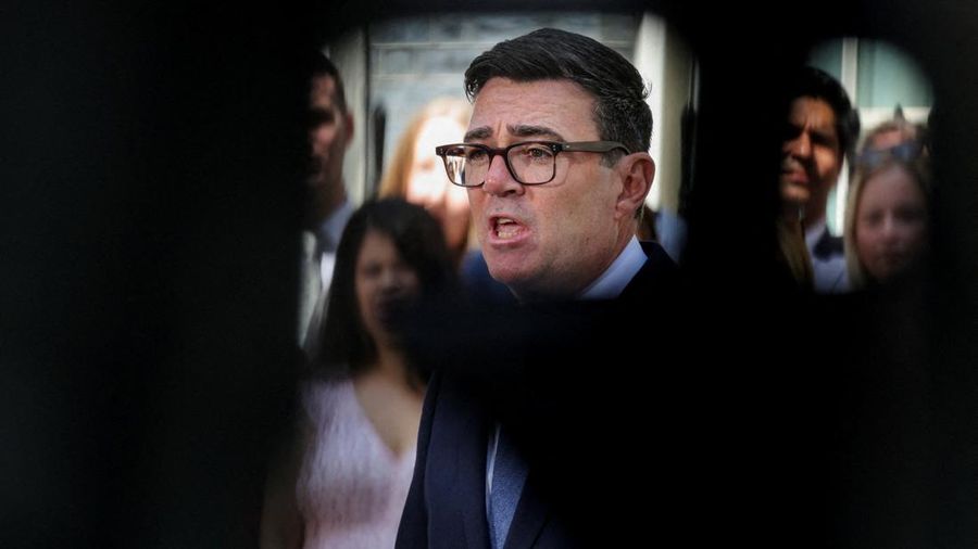 Perdana Menteri Inggris nan baru dilantik, Andy Burnham, menyampaikan pidato di luar 10 Downing Street setelah resmi menjabat, di London, Inggris, 20 Juli 2026.