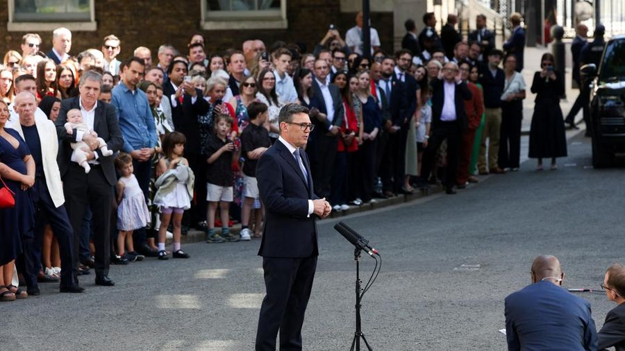 Perdana Menteri Inggris nan baru dilantik, Andy Burnham, menyampaikan pidato di luar 10 Downing Street setelah resmi menjabat, di London, Inggris, 20 Juli 2026.