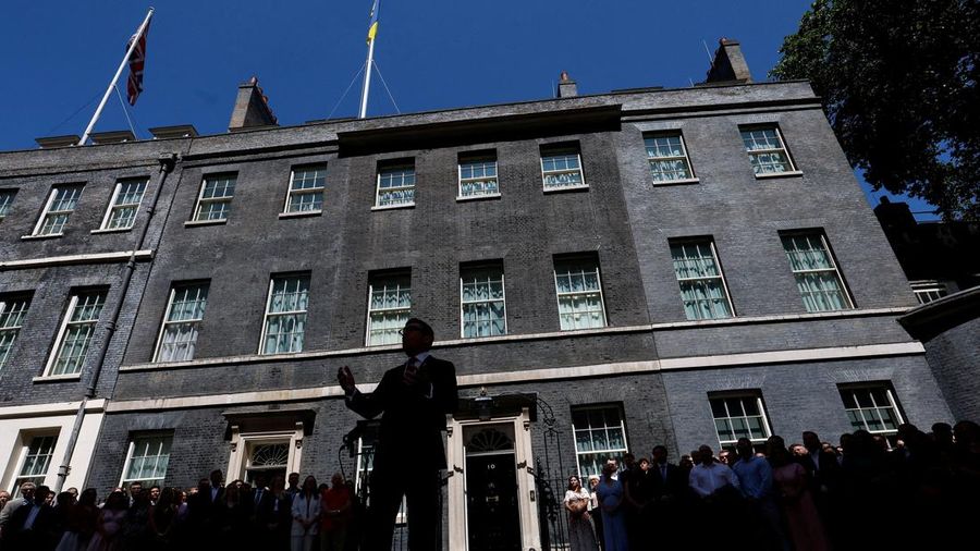 Perdana Menteri Inggris nan baru dilantik, Andy Burnham, menyampaikan pidato di luar 10 Downing Street setelah resmi menjabat, di London, Inggris, 20 Juli 2026.