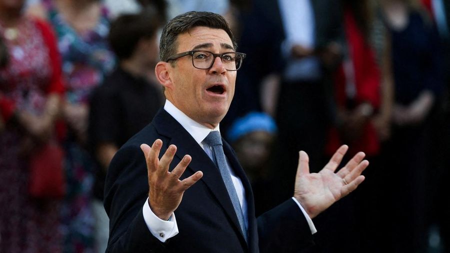 Perdana Menteri Inggris nan baru dilantik, Andy Burnham, menyampaikan pidato di luar 10 Downing Street setelah resmi menjabat, di London, Inggris, 20 Juli 2026.