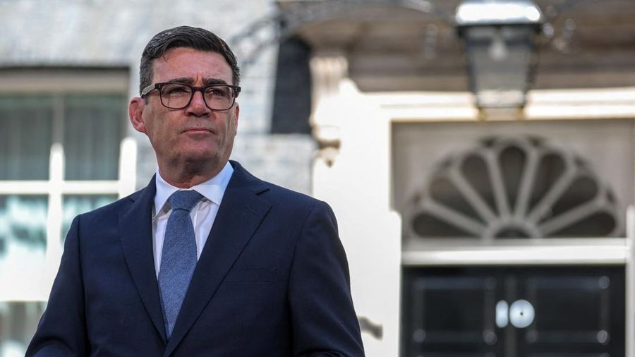Perdana Menteri Inggris nan baru dilantik, Andy Burnham, tampak memperhatikan saat menyampaikan pidato di luar 10 Downing Street setelah resmi menjabat, di London, Inggris, 20 Juli 2026.