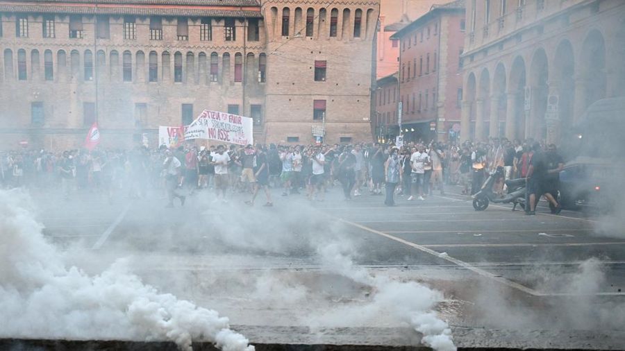 Ricuh saat protes menyusul kematian Abderrahim Fakir, di Bologna, Italia, Senin (20/7/2026). (REUTERS/Michele Lapini)