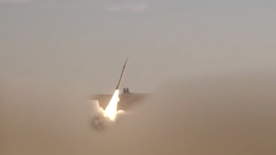 Sebuah rudal Iran diluncurkan ke letak nan tidak diketahui dalam gambar nan dirilis pada Selasa (21/7/2026). (Tangkapan Layar Video/REUTERS)