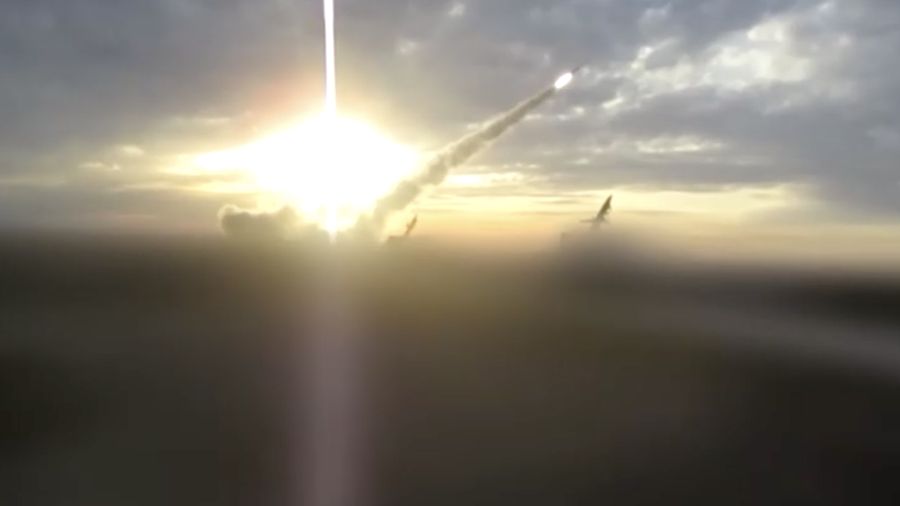 Sebuah rudal Iran diluncurkan ke letak nan tidak diketahui dalam gambar nan dirilis pada Selasa (21/7/2026). (Tangkapan Layar Video/REUTERS)