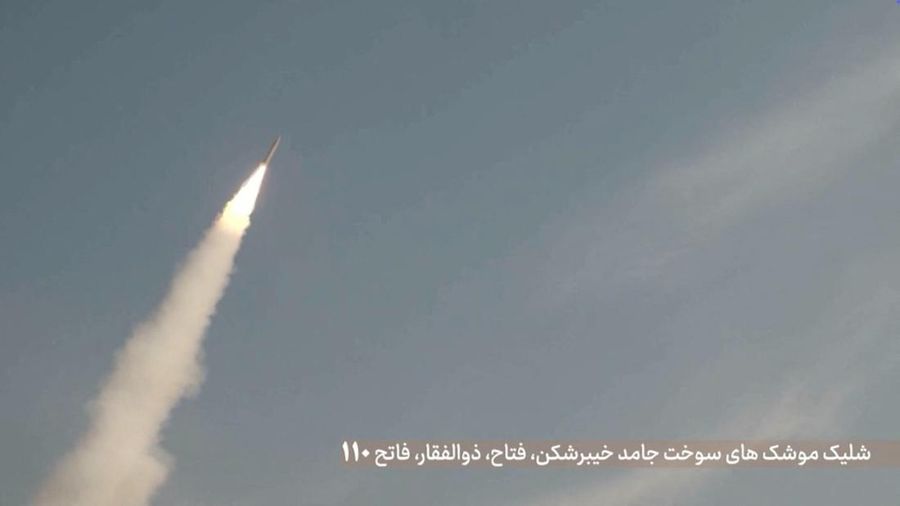 Sebuah rudal Iran diluncurkan ke letak nan tidak diketahui dalam gambar nan dirilis pada Selasa (21/7/2026). (WANA Via Pool/REUTERS)