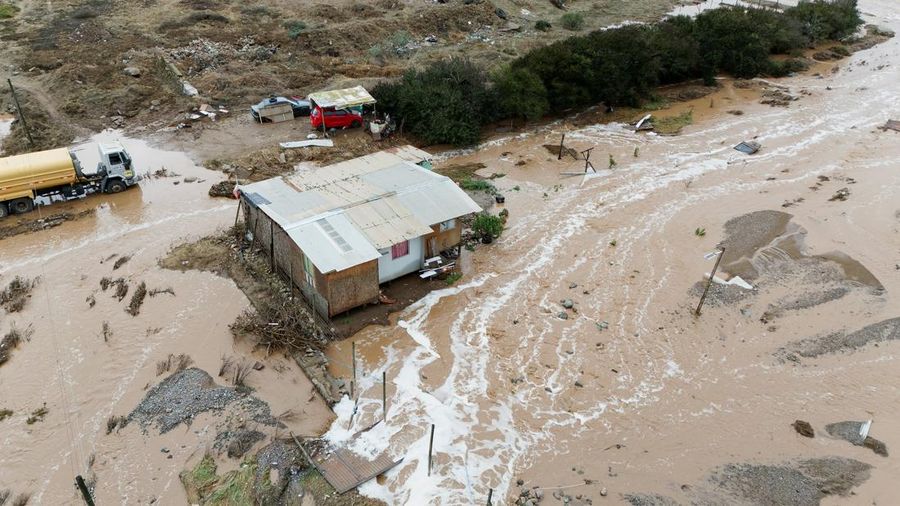 Sebuah tayangan drone menunjukkan sebuah rumah nan dikelilingi air banjir setelah hujan lebat akibat front cuaca nan menyebabkan banjir dan mendorong pihak berkuasa Chili untuk menyatakan keadaan darurat di La Serena, Chili, 20 Juli 2026.