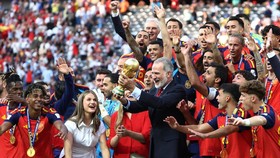 Soccer Football - FIFA World Cup 2026 - Final - Spain v Argentina - New York/New Jersey Stadium, East Rutherford, New Jersey, U.S. - July 19, 2026 Spain's King Felipe VI celebrates with the trophy alongside players and his daughters Infanta Sofia and