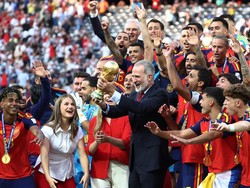 Soccer Football - FIFA World Cup 2026 - Final - Spain v Argentina - New York/New Jersey Stadium, East Rutherford, New Jersey, U.S. - July 19, 2026 Spain's King Felipe VI celebrates with the trophy alongside players and his daughters Infanta Sofia and